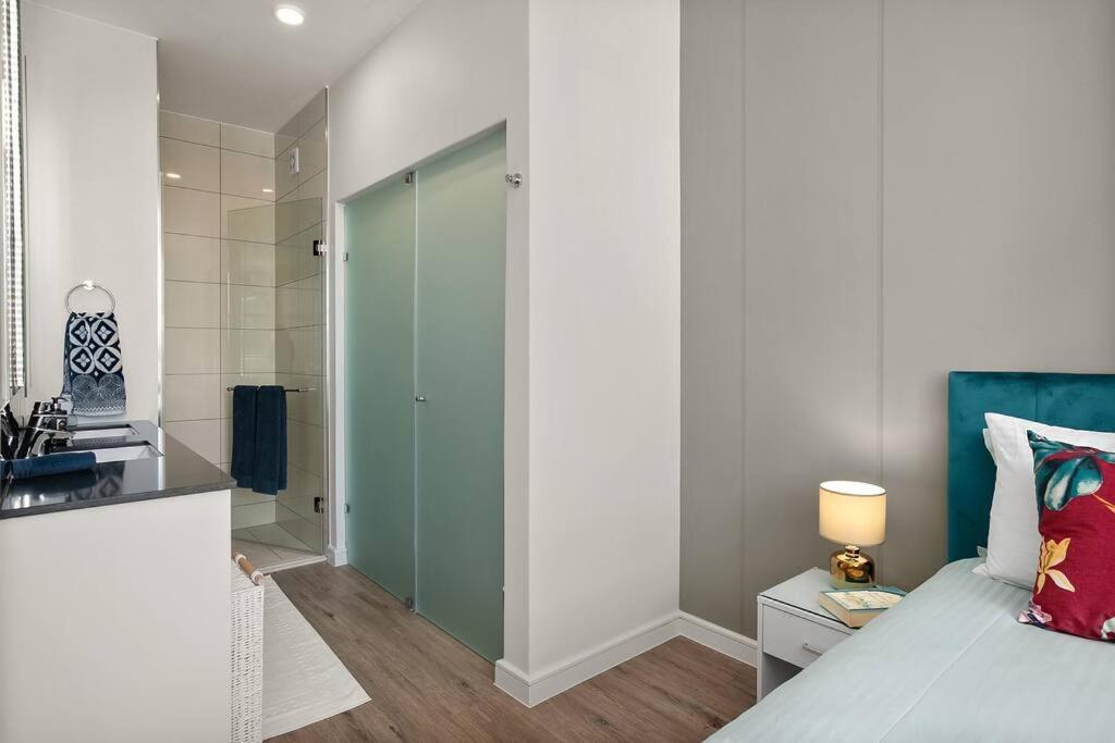 The Median Rosebank Luxury Apartment - Building With Generator Johannesburgo Exterior foto